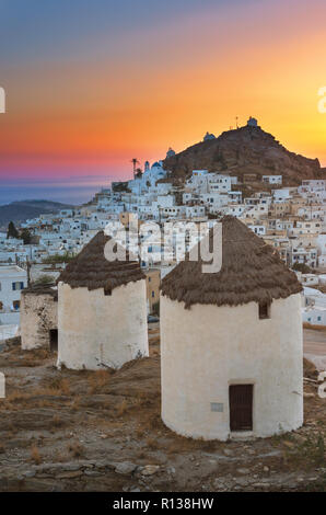 Traditionelle Häuser, Windmühlen und Kirchen auf der Insel Ios, Kykladen, Griechenland. Stockfoto