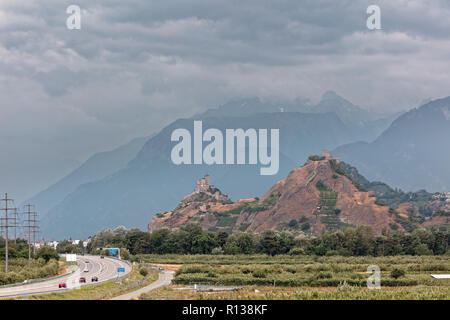 Sion, Wallis, Schweiz - eingehende Sturm über Tourbillon Schloss/Château de Tourbillon und Valère Basilika/Basilika de Valère in Rhône-Tal Stockfoto