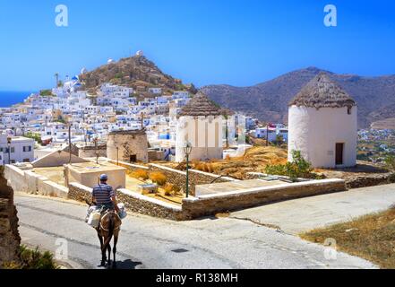 Traditionelle Häuser, Windmühlen und Kirchen auf der Insel Ios, Kykladen, Griechenland. Stockfoto