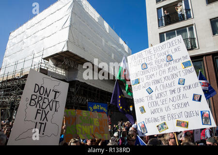 London, Großbritannien. 20. Oktober, 2018. Zwei Leute auf einem Balkon über Piccadilly Watch Hunderte Tausende von Leuten, die an der Abstimmung März Stockfoto