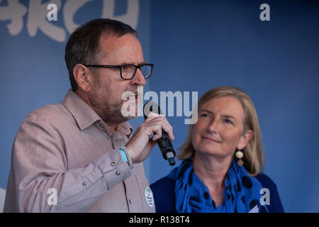 London, Großbritannien. 20. Oktober, 2018. Phil Wilson, Labour MP für Sedgefield, und Sarah Wollaston, Konservative MP für Totnes, Adresse Hunderttausende Stockfoto