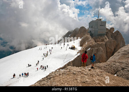 Marmolada Gletscher, Punta Rocca Seilbahnstation und Zuflucht (MT3265), Veneto / Trentino Alto Adige, Italien Stockfoto