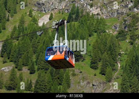 Seilbahn von Malga Ciapela (Mt 1450), Punta Rocca (MT3265) in Marmolada Massiv, Veneto/Trentino-Südtirol, Italien Stockfoto