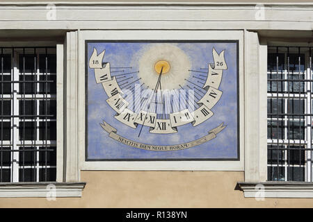 Ljubljana, Slowenien - 12. Oktober 2014: mittelalterlichen Sonnenuhr Clock an der Kathedrale Wand in Ljubljana, Slowenien Stockfoto