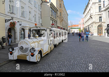 Ljubljana, Slowenien - 12. Oktober 2014: Touristische Zug Sightseeing Touren Fahrt in Ljubljana, Slowenien. Stockfoto