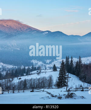 Sonnenaufgang morgen winter Mountain Village Stadtrand in Schwarz Pueblo river valley Zwischen Alp. Blick vom ländlichen schneebedeckten Pfad am Hang mit ch Stockfoto