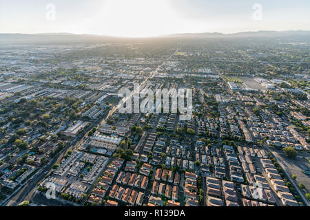 Luftaufnahme in Richtung Nordoff St, North Hills und Panorama Stadt in San Fernando Valley Region Los Angeles, Kalifornien. Stockfoto