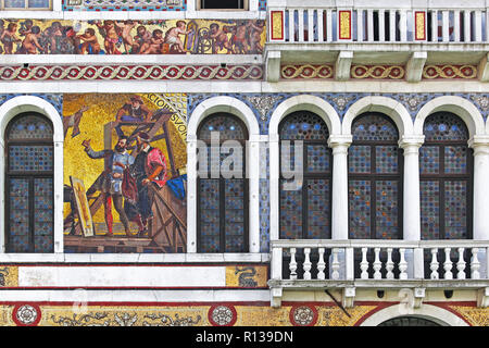 Venedig, Italien - 08 Juli, 2013: Palazzo Da Mula Morosini Murano Glas Mosaik am Grand Canal in Venedig, Italien. Stockfoto