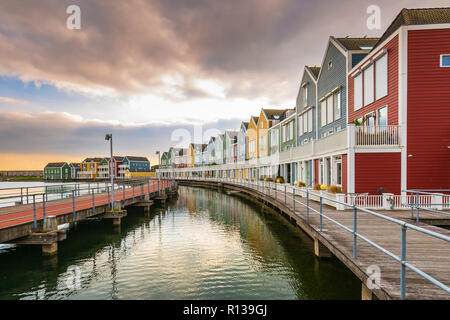 Niederländisch, modernen, farbenfrohen vinex Architektur Häuser am Wasser während der dramatischen und bewölkt, Sonnenuntergang. Houten, Utrecht. Stockfoto