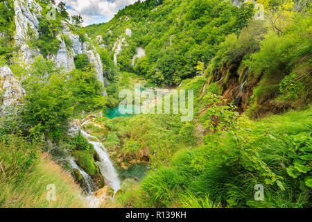 Bunte Antenne mit Blick auf den Wald, Bäume, Landschaft, blauen Wasser Seen und Wasserfällen der Plitvicer Seen, Kroatien Stockfoto