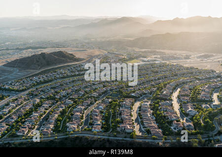 Am späten Nachmittag Luftaufnahme gegenüber neuen suburban Häuser und Straßen in der weitläufigen Porter Ranch Stadtteil von Los Angeles, Kalifornien. Die Santa Su Stockfoto