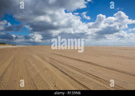 Auf dem fantastischen Strand am Sonderstrand, Romo Halbinsel Jütland, Dänemark. Landschaft nach starkem Regen. Der Strand ist Favorit für Kitesurfen, Surfen e Stockfoto