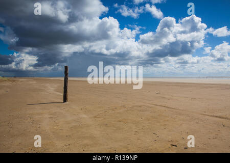 Auf dem fantastischen Strand am Sonderstrand, Romo Halbinsel Jütland, Dänemark. Landschaft nach starkem Regen. Der Strand ist Favorit für Kitesurfen, Surfen e Stockfoto