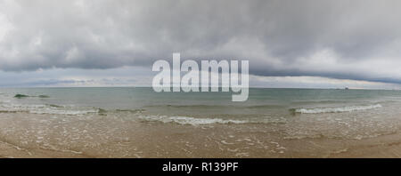 Am Strand von Skagen nach starkem Regen, Dänemark. Ort, an dem der Ostsee die Nordsee erfüllt. Stockfoto