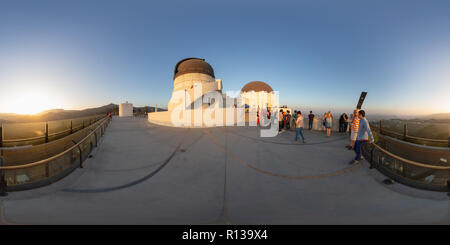 360 Grad Panorama Ansicht von 360° Panorama von der Terrasse des Griffith Observatory in Griffith Park, Los Angeles, Kalifornien.