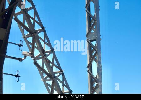 Barcelona, Spanien, Oktober 2018. CCTV-Kamera hoch in den Himmel auf Bindern Unterstützung der Port Cable Car. Stockfoto