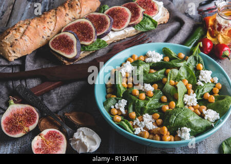 Kichererbsen und Gemüse Salat mit Spinatblättern, hausgemachte Hüttenkäse. Gesunde vegane Ernährung, Sandwich mit Feigen, Diät Teller Stockfoto