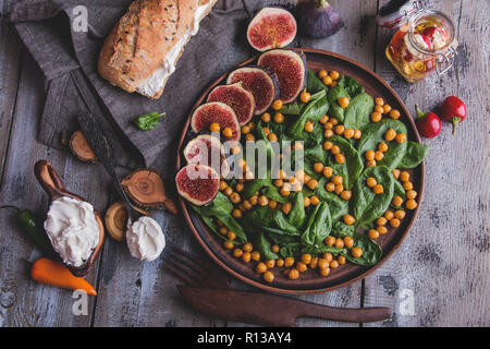 Kichererbsen, spinatblätter und Feigen vegetarischen Salat, Frischkäse, gesunde Hausgemachte veganes Essen, Diät Stockfoto