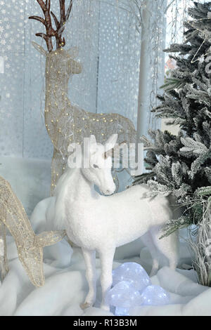 Weihnachten Anzeige in de Garten Center mit einem weißen Einhorn Stockfoto