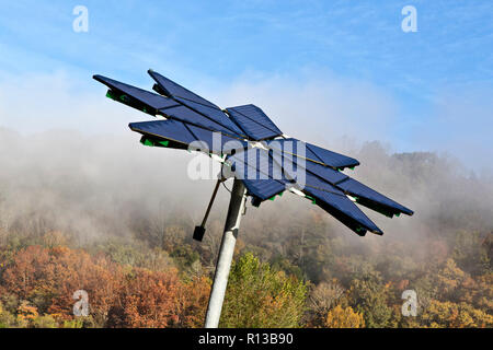 Solar Array identifiziert als 'Solar Photovoltaik Flair', Elektrofahrzeuge Ladestation erleichtert, wo Morgens Nebel. Stockfoto