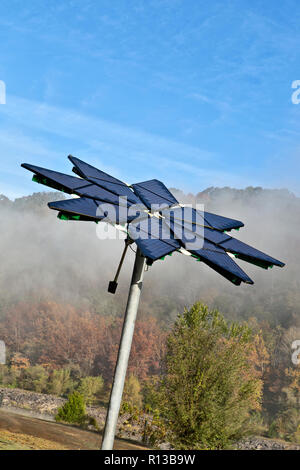 Solar Array identifiziert als 'Solar Photovoltaik Flair', erleichtert das Laden von Elektrofahrzeugen station ableitenden Morgens Nebel. Stockfoto