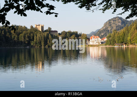 Alpsee mit Hohenschwangau, Restaurant Alpenrose am See, Schwangau, Füssen, Bayern, Deutschland Stockfoto