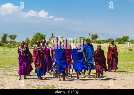 Arusha, Tansania - Januar 24, 2018 - traditionelle Masai Tanz für Touristen in der Nähe von Arusha, Tansania durchgeführt. Stockfoto