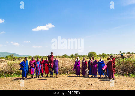 Arusha, Tansania - Januar 24, 2018 - traditionelle Masai Tanz für Touristen in der Nähe von Arusha, Tansania durchgeführt. Stockfoto