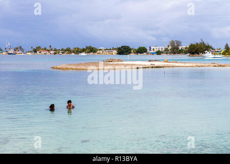 Majuro Atoll, Marshall Inseln - Jan 4 2012: Zwei Frauen mittleren Alters lokale Mikronesischen Abschließend genießen Sie das Schwimmen in felsigen blau türkis Lagune. Stockfoto