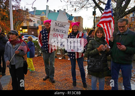 PRINCETON, NJ-8 OKT 2018 - Ansicht einer Niemand über dem Gesetz steht Rallye durch Verschieben auf und Unteilbaren gegen Präsident Donald Trump zum Protest organisiert Stockfoto