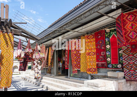 Teppich Shop Im alten Basar, Skopje, Skopje Region, Republik Nördlich Mazedonien Stockfoto