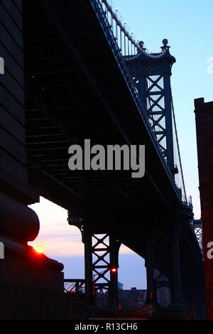 Ansicht der Unterseite der Manhattan Bridge aus Down Under die Manhattan Bridge Überführung (Dumbo), New York, NY Stockfoto