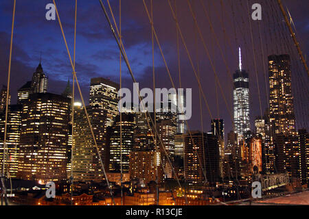Blick auf Lower Manhattan durch Kabeltrassen der Brooklyn Bridge, New York, NY Stockfoto