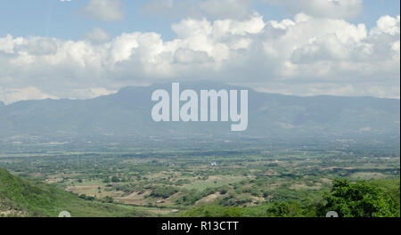 Blick auf das Tal der Stadt Santiago de los Caballeros, in der Dominikanischen Republik aus den Bergen, die diese nördliche Stadt umgeben. Stockfoto