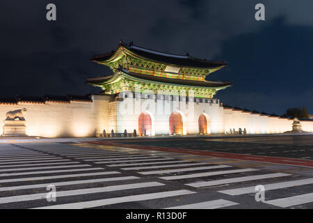 Gwanghwamun Gate bei Geyongbokgung Palast bei Nacht in Seoul, Südkorea. Stockfoto