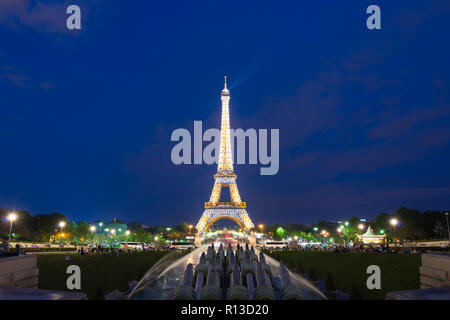 PARIS, Frankreich - 8. Mai 2016: Touristen Sightseeing schöne Nacht Szene von beleuchteten Eiffelturm bei Dämmerung, Paris, Frankreich. Stockfoto