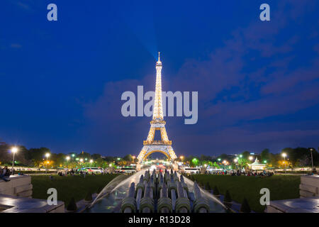 PARIS, Frankreich - 8. Mai 2016: Touristen Sightseeing schöne Nacht Szene von beleuchteten Eiffelturm bei Dämmerung, Paris, Frankreich. Stockfoto