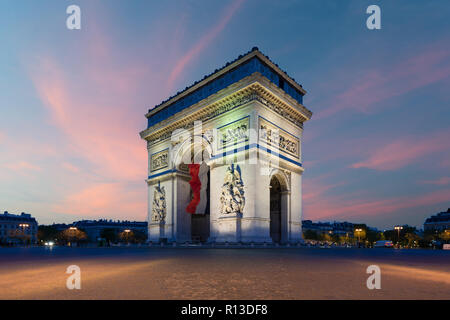 Arc de Triomphe und Champs Elysees Paris mit einem großen Frankreich Flagge unter dem Bogen in Europa der Tag des Sieges in Paris, Frankreich. Stockfoto