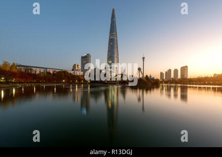 Herbst Landschaft an Lotte World am Morgen in Seoul, Südkorea. Stockfoto