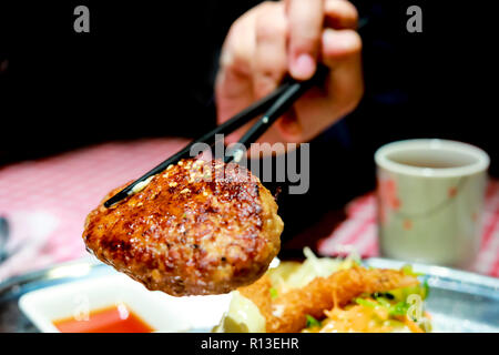 Steak und Stäbchen auf dem Tisch Stockfoto