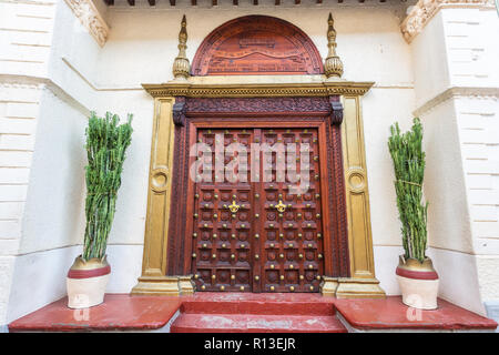 Alte, herkömmliche Türen. Stone Town, Sansibar, Tansania. Stockfoto