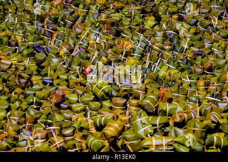 Porridge Riegel gedämpfter Klebreis Porridge Riegel, Thailand Dessert in die Banana leaf Stockfoto