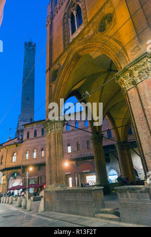 BOLOGNA, Italien - 30. OKTOBER 2018: Turm auf der Piazza di Porta Ravegnana in Bologna, Emilia-Romagna, Italien. bei Nacht Stockfoto