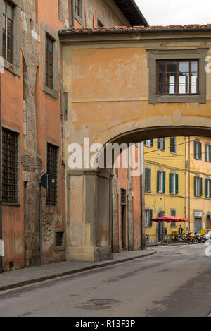 PISA, Italien - 29 Oktober, 2018: die alten Straßen des Zentrums von Pisa mit seinen charakteristischen Ocker Farbe Stockfoto