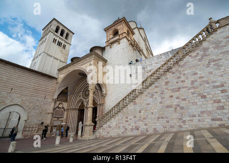 ASSISI, Italien - 27. Oktober 2018: Die berühmten Basilika des Hl. Franziskus von Assisi (Basilika Papale di San Francesco) Stockfoto