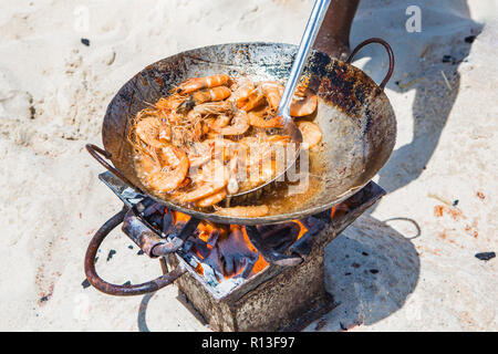 Kochen Meer Essen am Strand. Sansibar, Tansania. Stockfoto