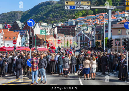 BERGEN/NORWEGEN - Mai 17, 2018: Nationalfeiertag in Norwegen. Die Norweger an der traditionellen Feier und Parade. Stockfoto