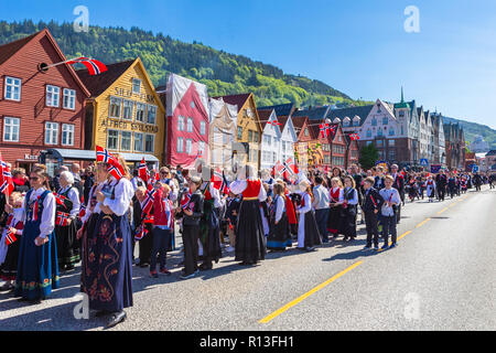 BERGEN/NORWEGEN - Mai 17, 2018: Nationalfeiertag in Norwegen. Die Norweger an der traditionellen Feier und Parade. Stockfoto