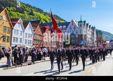 BERGEN/NORWEGEN - Mai 17, 2018: Nationalfeiertag in Norwegen. Die Norweger an der traditionellen Feier und Parade. Stockfoto