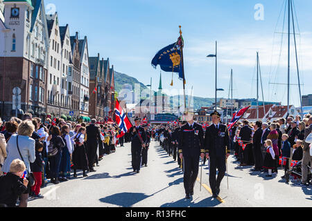 BERGEN/NORWEGEN - Mai 17, 2018: Nationalfeiertag in Norwegen. Die Norweger an der traditionellen Feier und Parade. Stockfoto